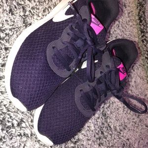 Nike Shoes - NIKE SHOES! Nike Shoes - NIKE SHOES!